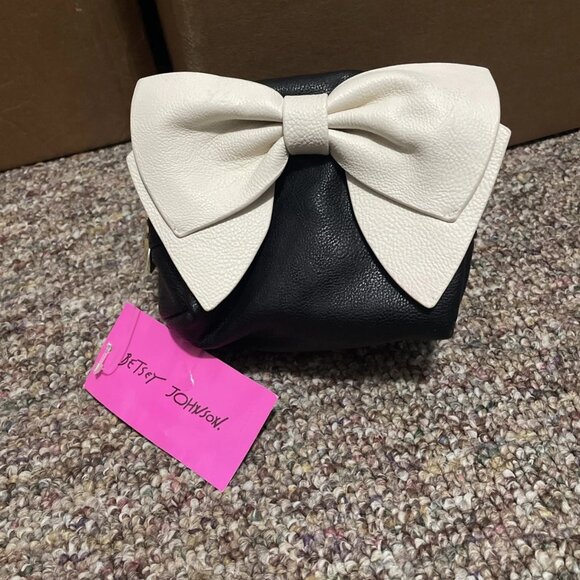 Betsey Johnson Loaf Makeup Bag ~ Bow Nanza ~ Black/White - NWT - Picture 1 of 8